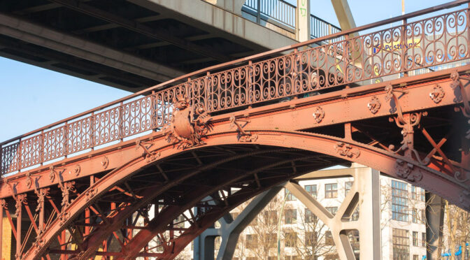 Brückenkreuzung in Berlin: Anhalter Steg unterkreuzt die Möckernbrücke