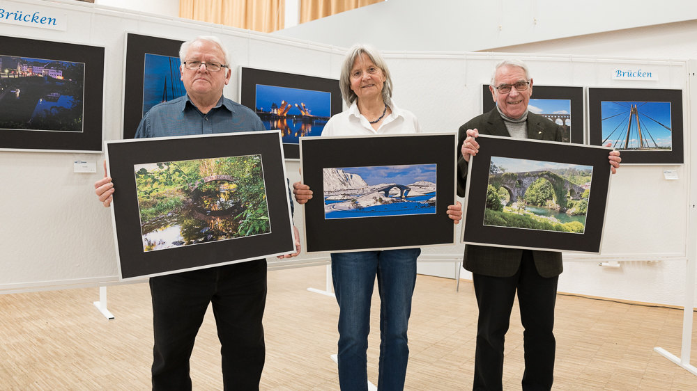 Die Preisträger des Wettbewerbs: links der Vorsitzende Helmut Rühl mit dem Siegerfoto von Renate Singer, Christa Bohnaus (Platz 2), Kurt Walther (Platz 3). Foto: Bärbel Koob